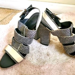 Chunky heels in black & white print